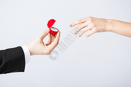 结婚戒指和礼品盒的夫妇礼物女士石头盒子首饰惊喜展示男人婚礼约会图片