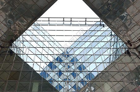 玻璃和钢铁建筑的广场图片