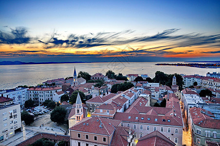 日落时从上方看到克罗地亚的Zadar建筑学天线城市橙子旅行假期天空历史性建筑建筑物图片