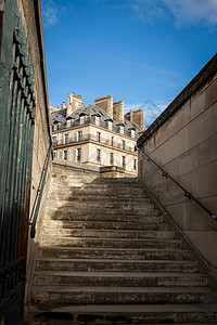 巴黎一个历史悠久的镇舍外石方街道石工建筑学楣梁房地产多层文化城市财产图片