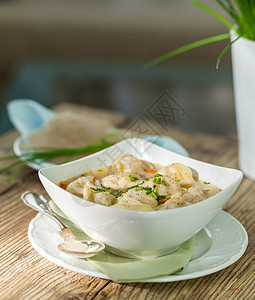 在俄罗斯的肉卷汤中 食着香肠猪肉玉米饼美味烹饪餐饮淀粉食物肉汤营养桌子餐厅糖类图片