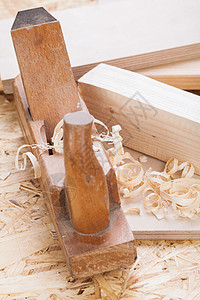 手持木板 配有木屑硬木工业作坊木制品刀刃工艺工具木匠爱好精神背景图片