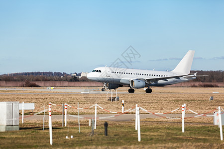 在机场起飞的客机客机乘客白色阳光场地飞行航班假期旅游喷气飞机场航空图片