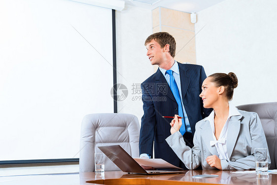 两名商务人士快乐老板微笑经理顾问生意人合伙女士办公室讨论图片