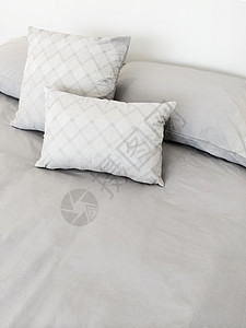 灰色床单和枕头图片
