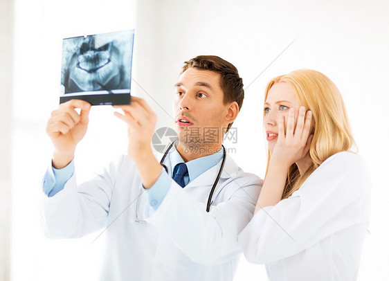 两名看X光的医生牙齿考试疾病护士卫生保健扫描放射科牙医x光图片