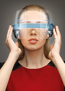 戴未来眼镜的妇女电子人创新世界数据科幻屏幕女性传感器女孩互联网图片