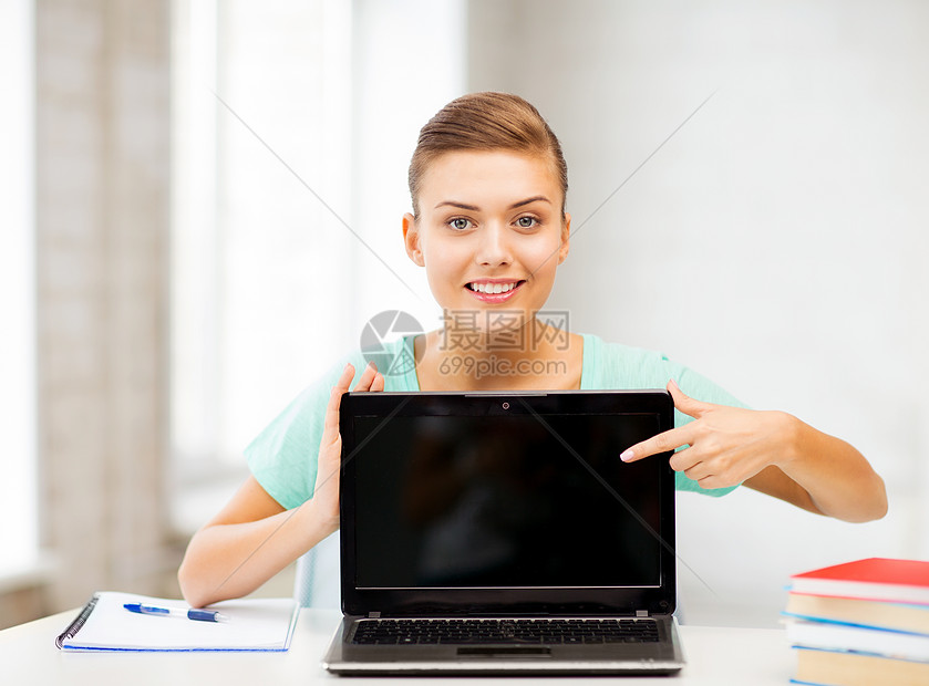 在学校使用笔记本电脑的微笑着学生女孩学习展示互联网女性工作女士屏幕技术学者大学图片