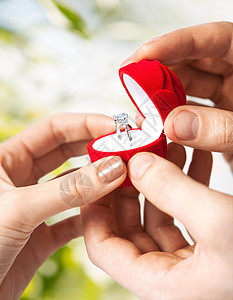 结婚戒指和礼品盒的夫妇礼物妻子未婚夫女士首饰夫妻展示未婚妻婚姻约会图片