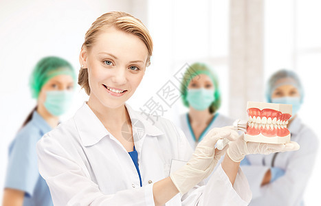 医院里有牙刷和下巴的医生女士口腔科外科治疗诊所药品牙医搪瓷手术女性图片