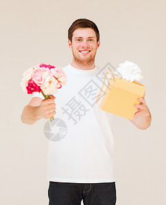 拥有鲜花和礼品盒的男子玫瑰花朵丈夫礼物惊喜男性牡丹服务送货丝带图片