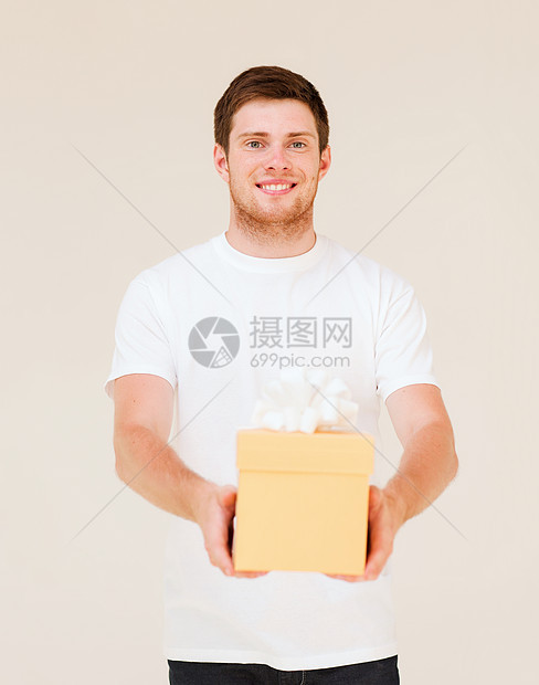 穿着白色T恤和带礼品盒的男子惊喜周年妈妈们生日纸盒服务盒子邮政纸板问候语图片