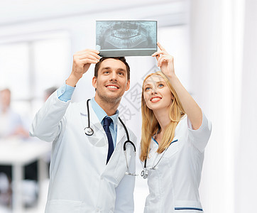 两名看X光的医生医疗男性学生x射线医疗保险学习女士微笑疾病补助图片