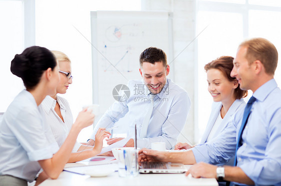 企业团队在办公室开会会议战略互动人士笔记电脑专业人员头脑企业家伙伴商务图片