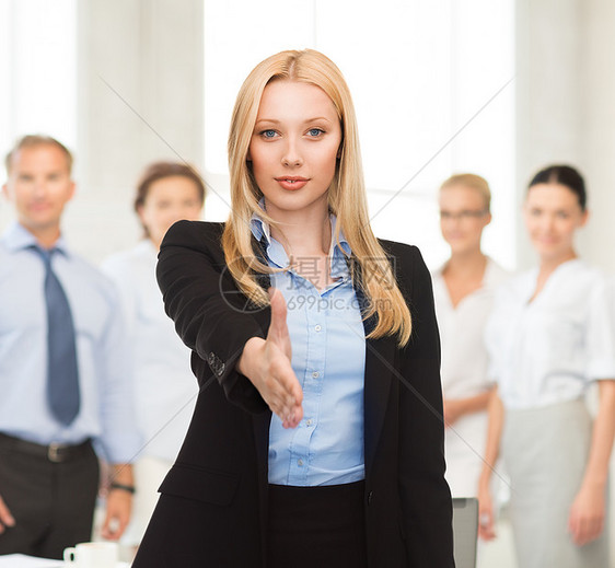 女人的手是敞开的 可以和她们握手手势交易女性欢迎同事协议团队微笑雇主老板图片