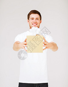 穿着白色T恤和带礼品盒的男子惊喜妈妈们问候语青少年服务导游生日纪念日盒子纸盒图片
