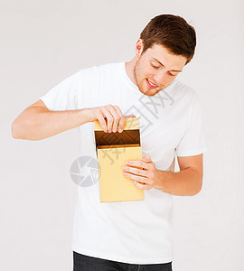 穿着白色T恤和带礼品盒的男子包装丈夫惊喜展示纪念日订婚生日问候语纸盒邮政图片