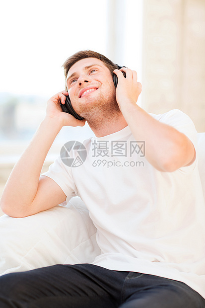 男用耳机听音乐的人店铺打碟机互联网音乐青少年热情男性时间技术学生图片