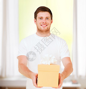 穿着白色T恤和带礼品盒的男子问候语妈妈们导游周年包装盒子丈夫惊喜生日微笑图片