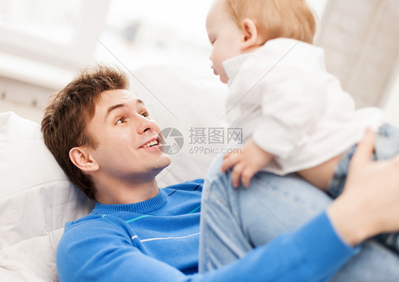 快乐的父亲与可爱的宝宝身份男生说谎女孩幸福压痛孩子们闲暇乐趣长椅图片