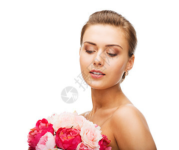 妇女佩戴耳环和拿着鲜花发型皮肤首饰石头配件宝石化妆品订婚钻石女孩图片