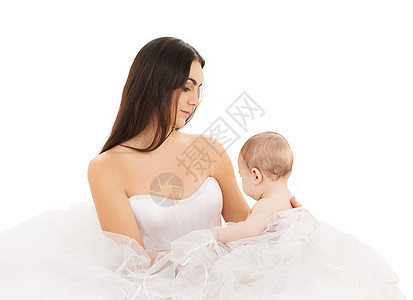 穿着白衣服 带小宝宝父母女孩童年育儿拥抱新生儿子母亲男生婴儿图片