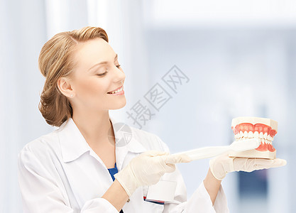 医院里有牙刷和下巴的医生团队牙医教学女性牙齿专家同事搪瓷牙科女士图片