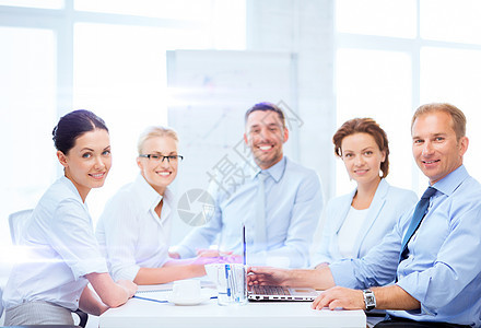 企业团队在办公室开会会议男性微笑风暴商务成员互动企业家工人合作女性图片