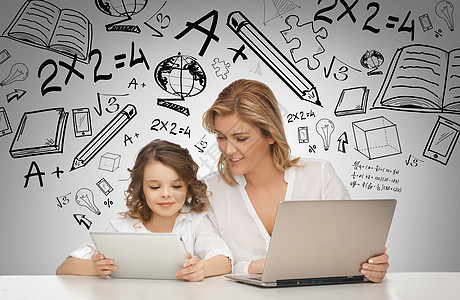 使用平板和笔记本电脑孩子们女孩娱乐童年家庭女士微笑学校母亲父母图片