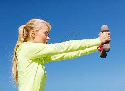 户外有轻哑铃的运动妇女运动员耐力天空数字身体女性女孩锻炼损失活动图片