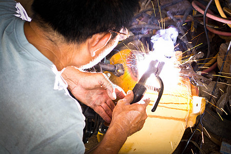 钢铁结构的电轮碾磨制造业工人面具男人工厂焊机火花工程安全劳动图片