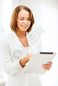 拥有办公平板电脑的女商务人士律师技术职场工人成员推销员工作微笑伙伴导演图片