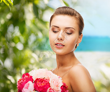 妇女佩戴耳环和拿着鲜花花束首饰生物新娘订婚花朵女孩宝石钻石魅力图片