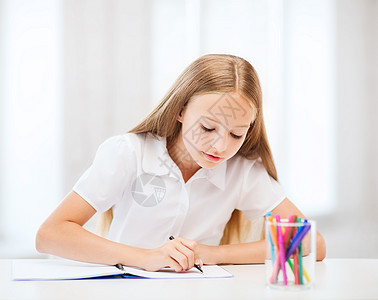 在学校中画画的小女孩女学生班级快乐青春期微笑钢笔绘画瞳孔学者孩子纤维头图片