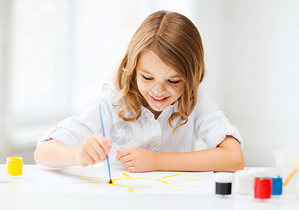 在学校的小女孩绘画青春期青少年刷子太阳女孩幼儿园染色学生水彩艺术图片