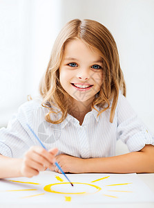 在学校的小女孩绘画刷子孩子成套班级小学生艺术水彩幼儿园女孩课堂图片