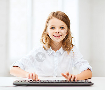带键盘的女学生女孩青春期电脑课堂小学生冲浪童年家庭作业学者青少年上网图片