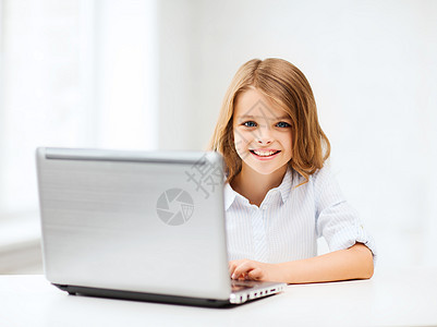 学校有手提笔记本电脑的女孩童年家庭作业学生孩子学者青少年小学生学习技术上网图片