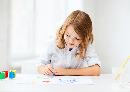 在学校的小女孩绘画孩子水彩青春期家庭学者染色刷子成套幼儿园青少年图片