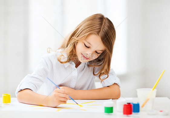 在学校的小女孩绘画幼儿园成套刷子课堂女孩青少年青春期染色孩子水彩图片