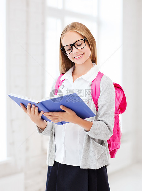 在校女生阅读书课堂青少年学者演讲女孩手势阅读教科书孩子小学生图片