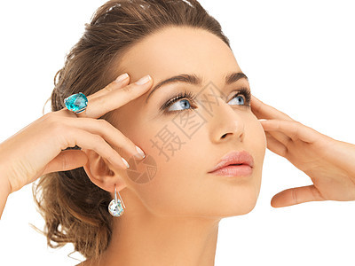蓝色鸡尾酒环的女人肩膀首饰奢侈品耳环广告宝石珠宝奢华美人戒指图片