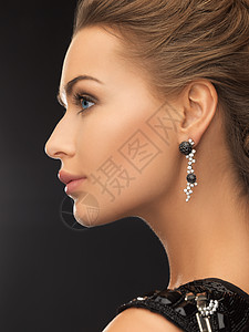 妇女佩戴闪亮的钻石耳环水晶魅力女士富裕女性耳朵宝石新娘广告石头图片