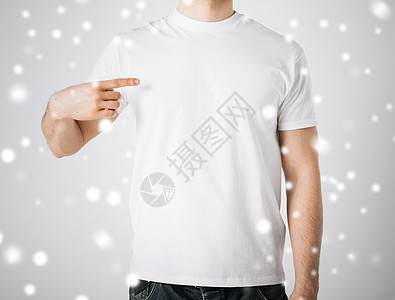 穿着白白白色T恤衫的男子衬衫运动牛仔裤男人青少年男性男生打印空白广告图片