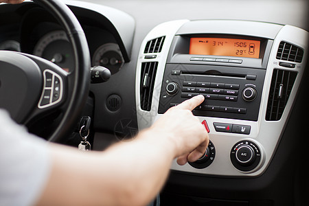 使用汽车音响系统的男子中心收音机娱乐扫描光盘技术体积控制渠道键盘图片