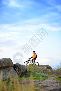 美丽山中骑自行车的赛车名单娱乐活动骑士冒险成人蓝色车轮乐趣运动员运动图片