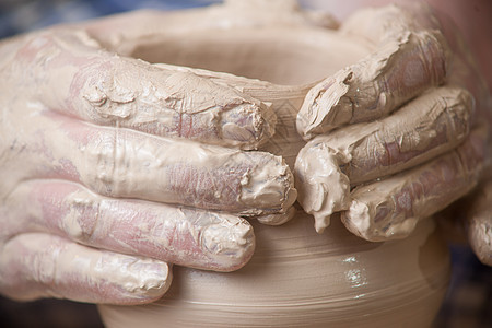 陶匠的手花瓶作坊拇指工艺旋转黏土陶器专注压力水壶图片
