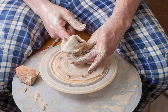陶匠的手水壶工匠旋转工作艺术黏土杯子陶瓷模具手工业图片