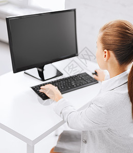 拥有电脑在办公室的女商务人士监视器秘书老板女性学习键盘博客互联网职场经理图片