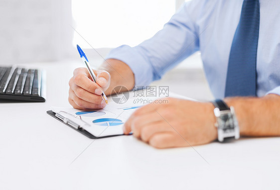 从事工作和签署文件的商务人士商业男人会计教育大学工人写作图表办公室职场图片